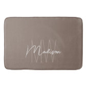 Moderne Monogramm-Name-Schrift Taupe Badematte (Vorderseite)