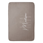 Moderne Monogramm-Name-Schrift Taupe Badematte (Vorderseite Vertikal)