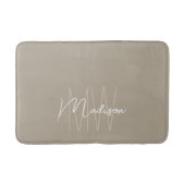 Moderne Monogramm Name Script Beige Badematte (Vorderseite)