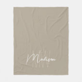 Moderne Monogramm Name Script Beige Fleecedecke (Vorderseite)