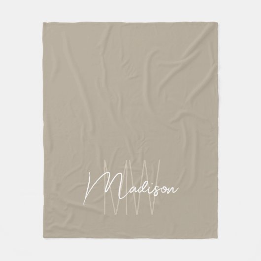 Moderne Monogramm Name Script Beige Fleecedecke (Vorderseite)