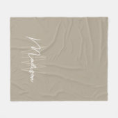 Moderne Monogramm Name Script Beige Fleecedecke (Vorderseite (Horizontal))