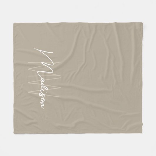 Moderne Monogramm Name Script Beige Fleecedecke (Vorderseite (Horizontal))