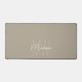 Moderne Monogramm Name Script Beige Schreibtischunterlage (Vorderseite)