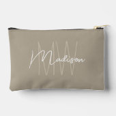 Moderne Monogramm Name Script Beige Zubehörtasche (Rückseite)