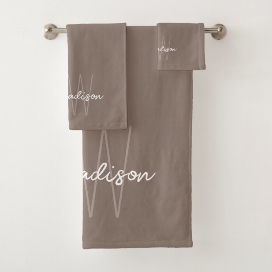 Moderne Monogramm-Name-Script Taupe Badhandtuch Set (Insitu)