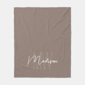 Moderne Monogramm-Name-Script Taupe Fleecedecke (Vorderseite)