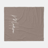 Moderne Monogramm-Name-Script Taupe Fleecedecke (Vorderseite (Horizontal))