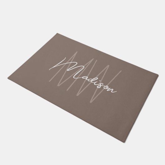 Moderne Monogramm-Name-Script Taupe Fußmatte (Schrägansicht)