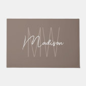 Moderne Monogramm-Name-Script Taupe Fußmatte (Vorderseite)