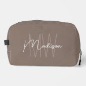 Moderne Monogramm-Name-Script Taupe Waschbeutel (Vorderseite)