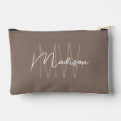 Moderne Monogramm-Name-Script Taupe Zubehörtasche (Rückseite)