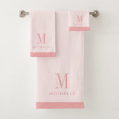 Moderne Monogramm-Rose rosa auf Rosa Badhandtuch Set (Insitu)