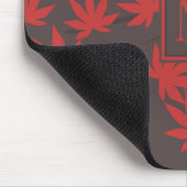 Moderne Monogramm-Rot-Ahornblatt-Grau Mousepad (Ecke)