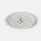 Moderne Monogramm Sagegrün Gingham Pappteller (Schrägansicht)