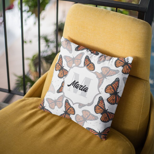 Moderne Monogramm-Schmetterlinge Personalisiert Kissen (Elegant monogram pillow with botanical monarch butterflies. )