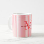 Moderne Monogramm-Schriftzug Red Stripe Name Kaffeetasse<br><div class="desc">Beginnen Sie Ihren Morgen stilvoll mit diesem personalisierten roten Streifenkaffeebecher, der dafür entworfen wurde, zeitlosen Charme in jeden Schluck zu bringen. Mit einem weichen rot-weißen Streifenmuster im Hintergrund ist dieser elegante Becher mit Ihrem monogrammierten Anfangsbuchstaben und Ihrem vollständigen Namen in einer eleganten Schreibschrift personalisiert – was einen weiblichen, raffinierten Look...</div>