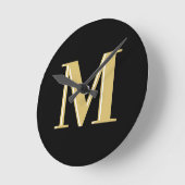 Moderne Monogramm Typografie Gold schwarz Runde Wanduhr (Winkel)