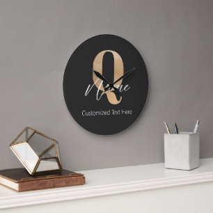 Moderne monogrammierte Anfangsbuchstabe Q & Name P Große Wanduhr