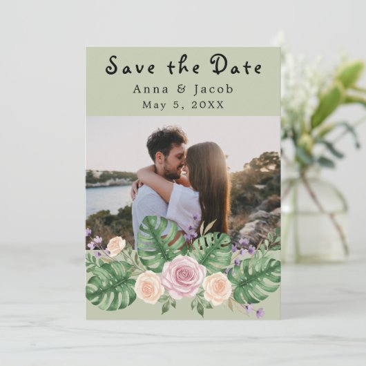 Moderne Monstera Leaf Blumenzage Einladung (Stehend Vorderseite)