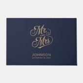 Moderne Mr. & Mrs. Script Couple Familienname Hoch Fußmatte (Vorderseite)