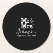 Moderne Mr. und Mrs. Black and White Wedding Runder Pappuntersetzer (Vorderseite)