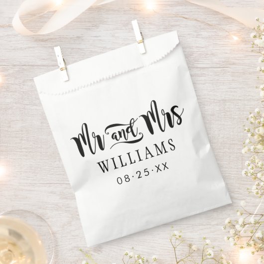 Moderne Mr und Mrs Black Script Hochzeit Geschenktütchen (Ausgeschnitten)