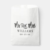 Moderne Mr und Mrs Black Script Hochzeit Geschenktütchen (Vorderseite)