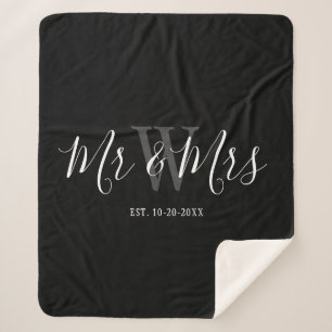 Moderne Mr. und Mrs. Black Script Monogram Wedding Sherpadecke