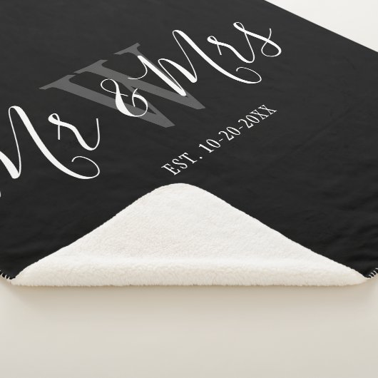 Moderne Mr. und Mrs. Black Script Monogram Wedding Sherpadecke (3/4)