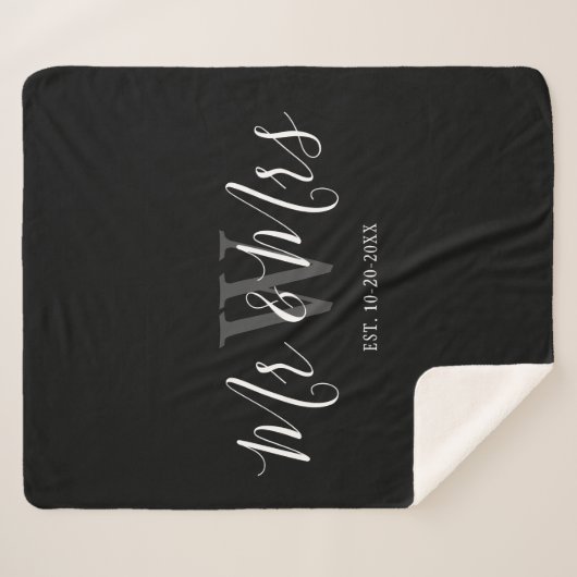 Moderne Mr. und Mrs. Black Script Monogram Wedding Sherpadecke (Vorderseite (Horizontal))