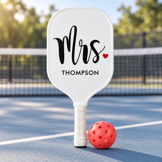 Moderne Mrs Script Hochzeit Herz Pickleball Schläger