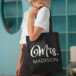 Moderne Mrs. White and Black Script Wedding Monogr Tasche