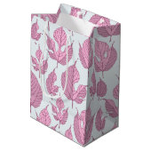 Moderne Mulberry-Blätter Muster Mittleres Geschenk Mittlere Geschenktüte (Rückseite Schrägansicht)