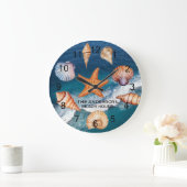 Moderne Muscheln an der Küste lassen den Ozean nac Große Wanduhr (Zuhause)