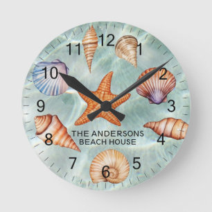 Moderne Muscheln an der Küste lassen den Ozean nac Runde Wanduhr