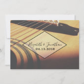 Moderne Musikgitarre Rustikale Hand Hochzeit Einladung (Rückseite)