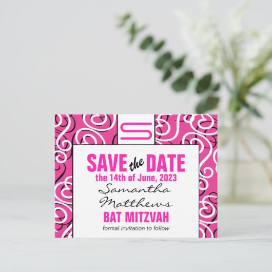 Moderne Muster Monogram Bat Mitzvah Save the Date Ankündigungspostkarte (Stehend Vorderseite)