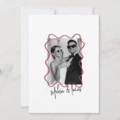 moderne, mutige Minimal Viva Magenta Wavy Hochzeit Einladung (Rückseite)