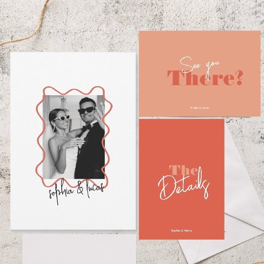 moderne, mutige Minimalfarben Foto Wavy Wedding Einladung