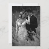 Moderne, mutige Typografie Schwarz-Weiß-Hochzeit Einladung (Rückseite)