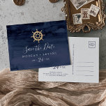 Moderne Nautik | Schiffs-Helm Save the Date Postka Einladungspostkarte<br><div class="desc">Dieses moderne Seeschiffhubsystem Save the Date einer Postkarte eignet sich ideal für eine Kreuzfahrt oder eine Hochzeit am Strand. Das einfache Design verfügt über ein goldenes Bootsrad auf einem marineblau blauen Untergrund.</div>