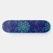 Moderne Navy Blau und Grüne Florale Blätter Muster Skateboard (Horizontal)