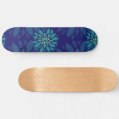 Moderne Navy Blau und Grüne Florale Blätter Muster Skateboard (Horizontal)