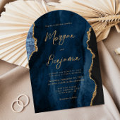 Moderne Navy Blue Agate Script Arch Hochzeit Einladung