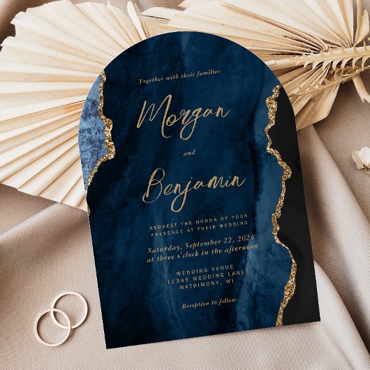 Moderne Navy Blue Agate Script Arch Hochzeit Einladung