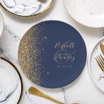 Moderne Navy Blue Gold Glitzer Edge Wedding Pappteller<br><div class="desc">Die eleganten,  modernen Hochzeitszettel-Teller zeichnen sich durch ein Glitzer-Design aus,  das sich durch ein vergoldetes Imitat auszeichnet. Personalisieren Sie sie mit den Namen der Braut und Bräutigam in blassgoldener Handschrift über einen großen Ampersand auf marineblau Hintergrund,  mit dem Hochzeitstermin unten.</div>