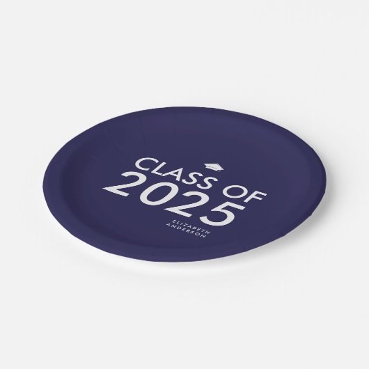 Moderne Navy Blue Personalisiert Graduation Party Pappteller (Schrägansicht)