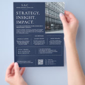 Moderne Navy-Blue-QR-Code-Professional-Berater Flyer (Hand)