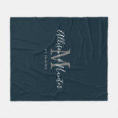 Moderne Navy Blue Script Monogram Paare Fleecedecke (Vorderseite (Horizontal))